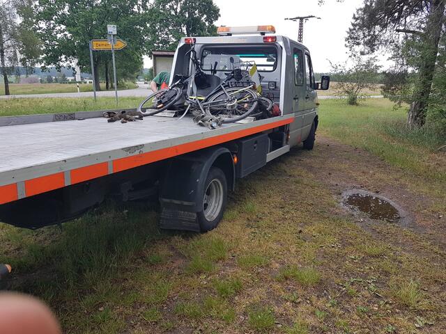 Verspannt und gesichert: Abfahrt bereit zur Fahrt zur nächsten Übernachtungsstation in Schwerin ..... Zurück zum Start dieses Berichtes. - Hier ist der KOMPLETTE Ablauf dieser Radtour durch Mäc-Pomm / Mecklenburg-Vorpommern, mit 388(!) Bildern:  https://www.myheimat.de/de--schwerin--74/kultur/himmelsradler-politik-schoenes-und-aufregendes-in-mcpomm-fuenf-videos-+-viele-bilder-d3039716.html