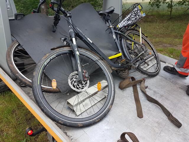 Auch das zweite Fahrrad wird aufgeladen und sicher / verkratzungsfrei befestigt .... Eintritt in den ADFC mit Rabatt-Code: https://www.adfc.de/formulare/beitrittserklaerung-fuer-einstiegsmitglieder/?aktionscode=62-F21