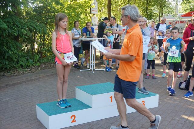 Marc Wilke, sonst gut bekannt als Organisator der beliebten Laufveranstaltung am Deister „Barsinghausen läuft“, ehrt die Siegerin Mira Apelt. | Foto: Melanie Apelt