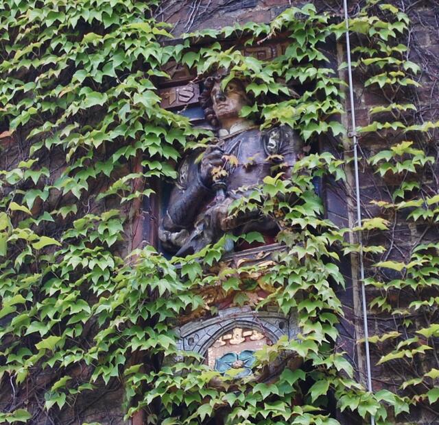 Bei der Sanierung wurde auch das Relief eines Knappen mit Stadtwappen angebracht. Es befindet sich etwas versteckt in halber Höhe an der Nordseite des Turmes.