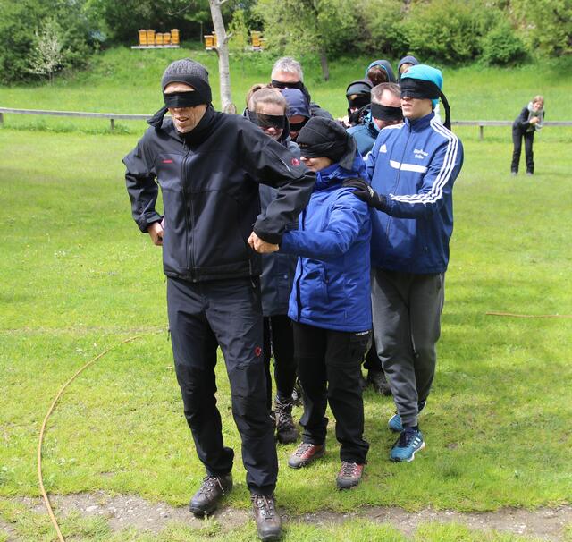 Schäfer und seine Herde mit verbundenen Augen ins Ziel/Gatter gebracht