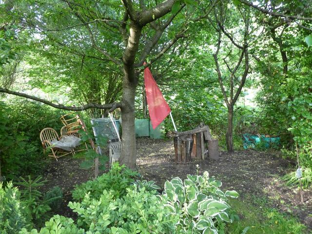 Warnung an die Rehe mittels roter Flagge