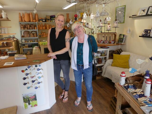 Die Töpferin Karoline Höppner in Ventschow im Laden beantwortete alle Fragen geduldig. Danke dafür !