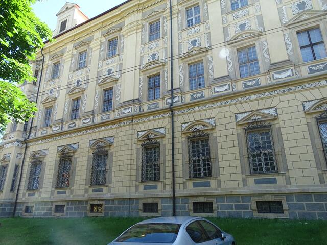 Fassade teilrestauriert