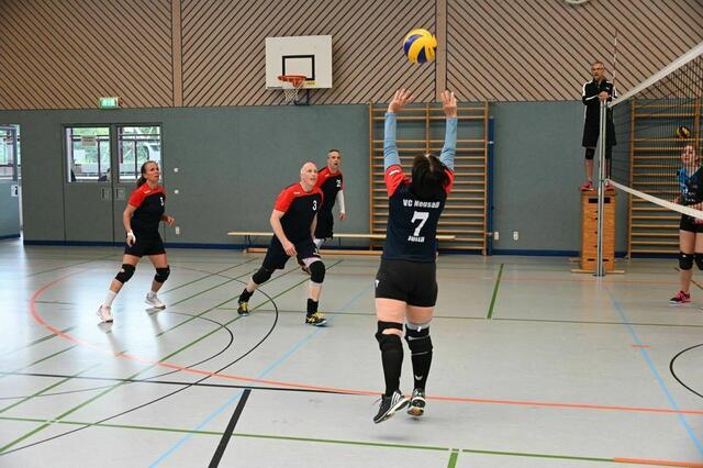 Auch beim Mixed-Volleyball kommt es auf Alle an: Stellerin Jutta Hahn in Aktion