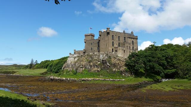 Dunvegan Castle bei Ebbe. Vom großartigen Garten aus dem 19. Jahrhundert unterhalb der Burg festgehalten