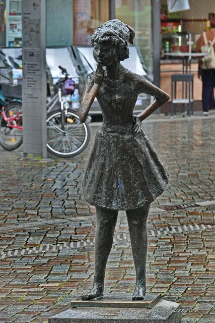 ..die Neugierige... vor dem Museum