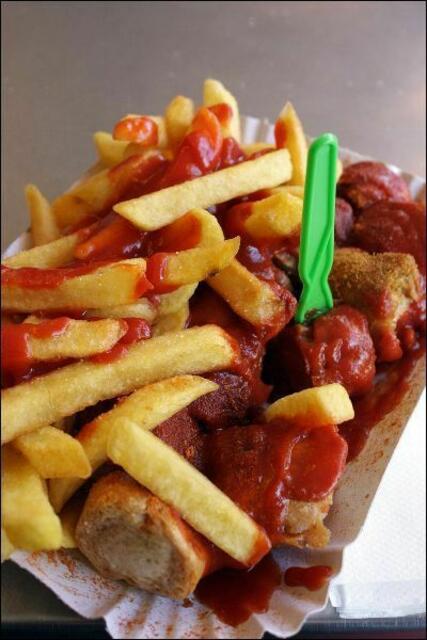Nach fettigem Essen kann es schon mal zu Sodbrennen kommen. Bestimmte Heilwässer lindern die Beschwerden deutlich. (Link zum Bild: http://www.pixelio.de/media/451314) | Foto: © Ute Pelz / pixelio.de /TRD Essen und Trinken