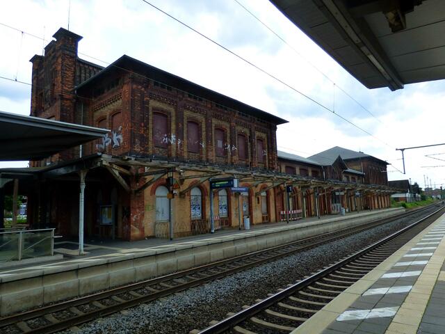 Das Hauptgebäude liegt in mitten der Bahnsteige.