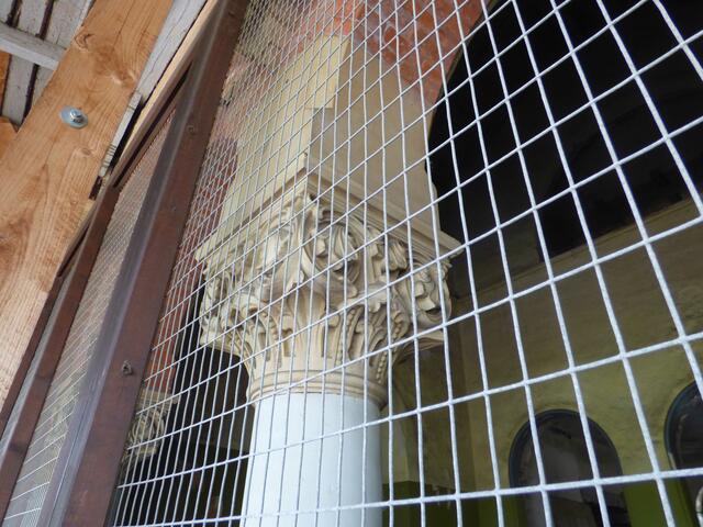 Säulen hinter Gittern