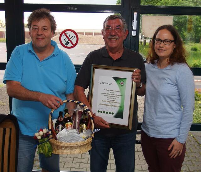 Jürgen Hoffmann (Mitte) wurde zum Ehrenabteilungsleiter ernannt von seinem Stellvertreter Hans-Jörg Haug und seiner Nachfolgerin Katharina Fürst