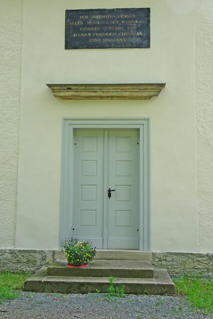 Eingang zur ehemaligen Saalkirche St. Marcus in Mägdesprung. Der Gründer vom benachbarten  Alexisbad, der Fürst Friedrich Christian von Anhalt Bernburg, war der Stifter dieser Pfarrkirche