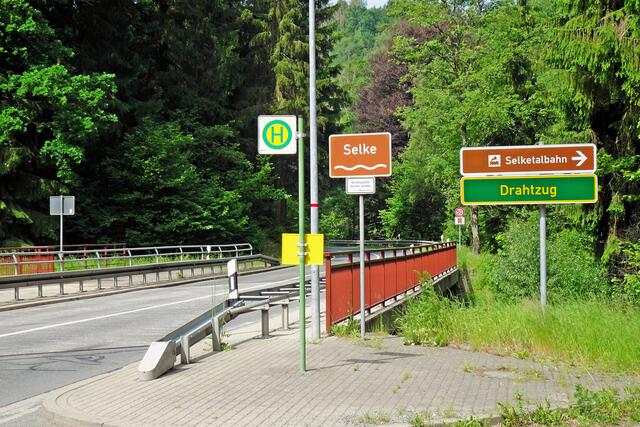 Selkebrücke, rechts geht es zur Haltestelle Drahtzug der Selketalbahn. Gleich neben der Haltestelle befindet sich das Scheunencafe
