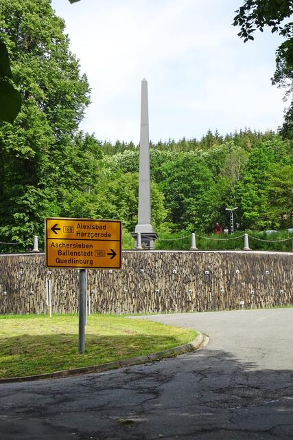 der Obelisk war und ist ein Wahrzeichen von Mägdesprung, das Original wurde einst in Mägdesprung hergestellt