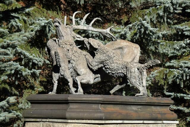 der Besiegte Hirsch, ein Kunstguss aus der ehemaligen Gießerei in Mägdesprung. Das bekannte Denkmal wurde von den Hofkunstmodellbauer J.-H. Kureck 1862 geschaffen