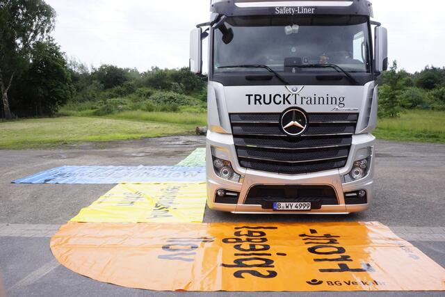 Nein, es gibt keinen Toten Winkel mehr: Seit der EU-Spiegelvorschrift von 2007, inkaftgetreten 2009, kann ein Lkw-Fahrer "alles" vor und neben dem Lkw sehen, wie die ausgelegten farbigen Planen zeigen. Zwei wichtige Regeln: - 1. Die Spiegel müssen richtig eingestellt sein, dabei helfen diese Planen. - 2. Der Fahrer m/w/d MUSS auch in die Spiegel reinschauen, sonst gibt's einen Blindflug, mit den bekannten tödlichen Unfall-Folgen für Radfahrer und Fußgänger. Bild Copyright ©: https://www.ADFC-Langenhagen.de