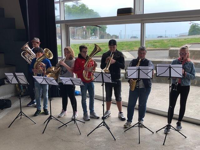 Wir begrüßen mit bayerischen Melodien unsere Freunde in Pouzauges.