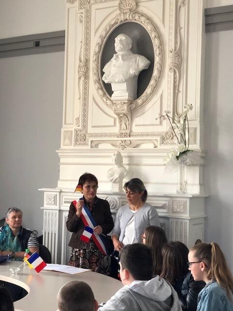 Bei der stellvertretenden Bürgermeisterin von Pouzauges im Rathaus.