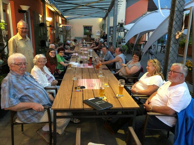 in geselliger Runde.