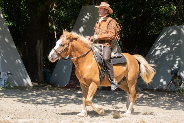Zum 15. Jubiläum der Süddeutschen Karl May-Festspiele Dasing inszeniert Regisseur Peter Görlach die Erzählungen über den Westmann Old Shurehand. Vom 26. Juli bis zum 8. August werden in der Showarena der Fred Rai Western-City 80 Darsteller mit 25 Pferden Karl Mays Geschichten um den berühmten Westmann aufführen.