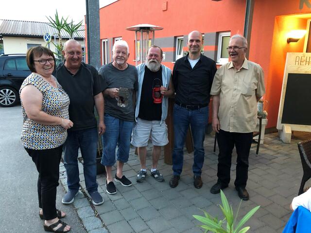 Übergabe rote Laterne von links: Gerda Aigner, Horst Reh, Michael Beck, Georg Gabriel, Manfred Kappel, Jürgen Küchler.