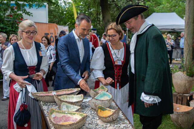 Friedberger Sonnwend Töpfermarkt 2019 - Im Bild v.l.: Ulrike Sasse-Feile, Friedbergs Bürgermeister Roland Eichmann, Monika Kohlar und Thomas Günther