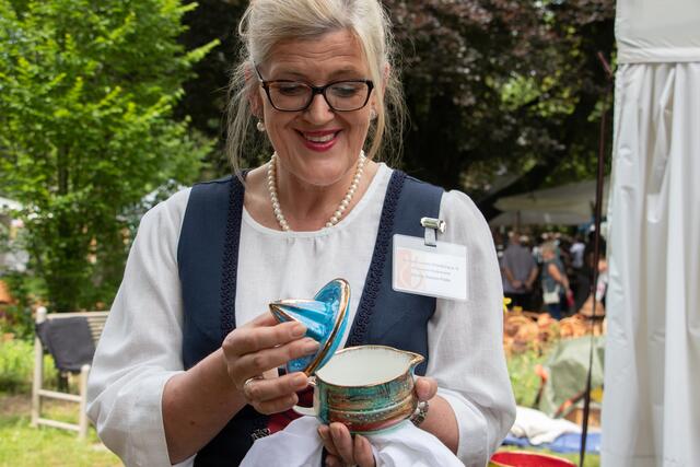 Friedberger Sonnwend Töpfermarkt 2019 - Ulrike Sasse-Feile hat ein kleines Schätzchen entdeckt