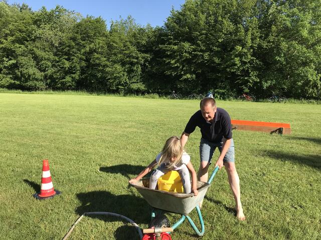 Sicherer Transport von Kind und Wasser im Feuerwehrparkour