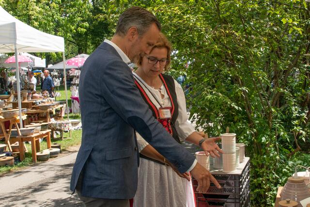 Friedberger Sonnwend Töpfermarkt 2019 - Friedbergs Bürger meister Roland Eichman mit Monika Kohlar auf Entdeckungsreise durch die Marktstände