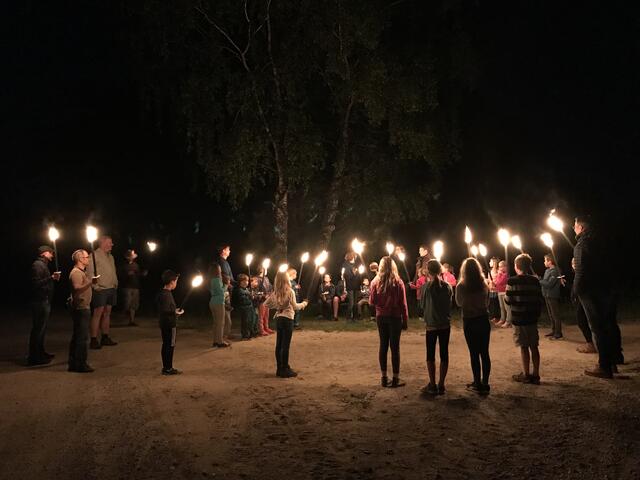 Die nächtliche Fackelwanderung vom Fußballplatz über den Hosenweiher zum Burghof und zurück.