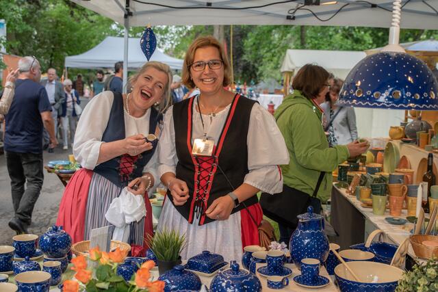 Friedberger Sonnwend Töpfermarkt 2019 - Gut gelaunt: Ulrike Sasse -Feile und Monika Kohlar von Verkehrsverein Friedberg
