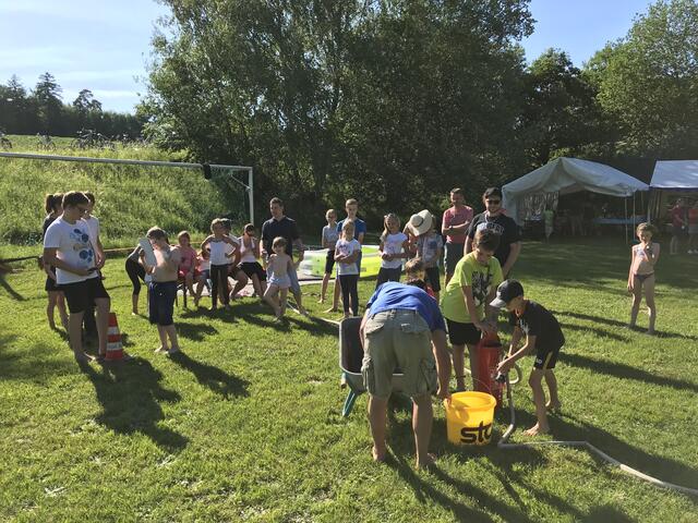 Im Feuerwehrparkour konnten sich die Familien im Zweier-Team messen.