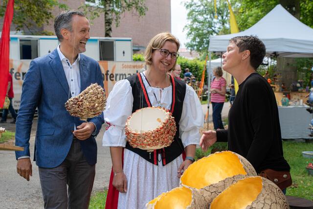 Friedberger Sonnwend Töpfermarkt 2019 - Gut gelaunt beim Marktbesuch Friedbergs Bürgermeister Roland Eichmann, Monika Kohlar im Gespräch mit einer Händlerin