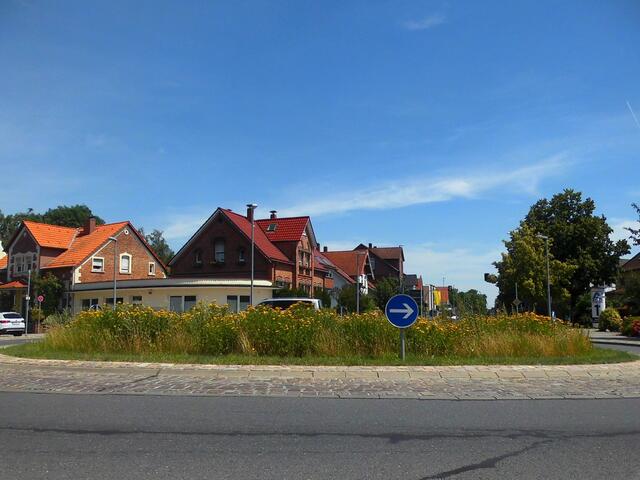 . . . Montag, 24. Juni 2018, 12.00 Uhr mittags in Burgdorfs Innenstadt . . .
                    "Rush hour" . . . . . . . . . "High noon"
. . . der Verkehr rollt um den Kreisel am "Schwarzen Herzog" . . .
