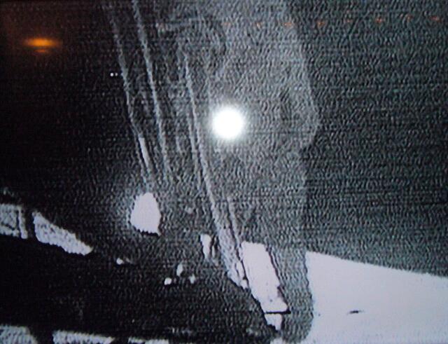 So schlecht die Qualität der übertragenen Livebilder auch war, so faszinierten sie doch über 500 Millionen Fernsehzuschauer. Den denkwürdigen Satz "Dies ist ein kleiner Schritt für einen Menschen, aber ein großer Sprung vorwärts für die Menschheit" sagte Neil Armstrong als er die Füße von der Leiter auf den Mondboden setzte. | Foto: Kurt Wolter (vom Fermseher abfotografiert)