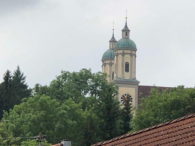 Man sieht sie im Schmutter- und Lechtal: Die markanten Türme der Klosterkirche von Holzen.