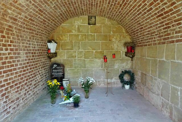eine  Grabkammer auf dem Wipertifriedhof