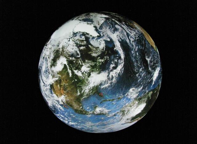 Gestartet wurden die Raketen des amerikanischen Raumfahrtprogramms von Cape Kennedy in Florida (kleiner roter Kreis), heute Cape Caneveral. | Foto: Christel Wolter/ 20 m große Erdkugel im Gasometer/Oberhausen