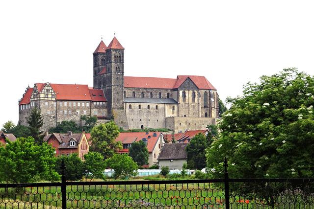 die Stiftskirche St. Servatii mit dem aus dem 16./17. Jahrhundert stammenden Renaissanceschloss.