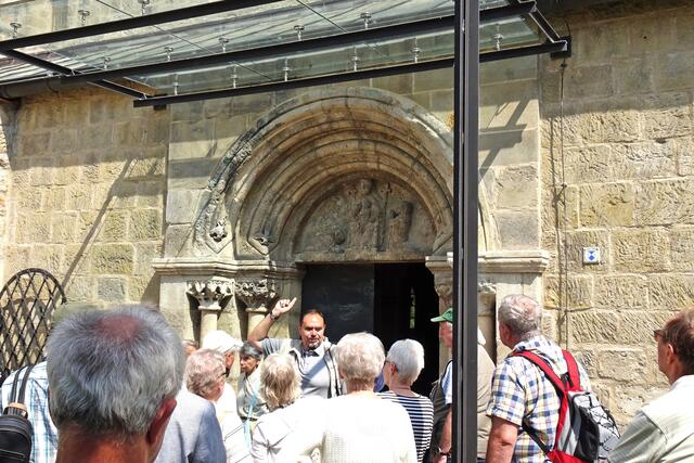 das Eingangsportal der Wipertikirche, stammt aus der ehemaligen Klosterkirche auf dem Münzenberg