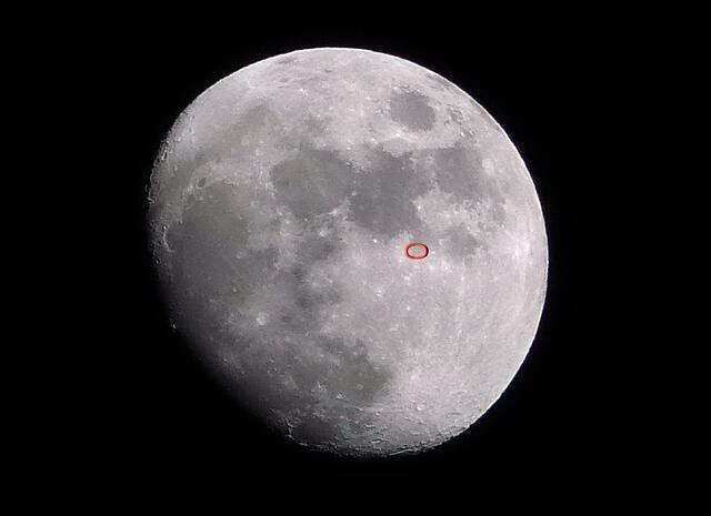 Nach drei Tagen wurde der Mond erreicht. Der rote Kreis markiert die Landestelle im Mare Tranquillitatis, dem Meer der Ruhe. | Foto: Christel Wolter