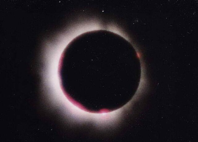 Vermutlich wird es nur noch wenige Jahre dauern, bis auf unserem Himmelsnachbarn eine Mondbasis entstehen wird. Hier zeigt sich bei einer totalen Sonnenfinsternis die Nachtseite des Vollmondes. Die eigentliche Dark Side, die der Erde immer abgewandte, wird von der Sonne bestrahlt, deren Korona wir hier sehen. | Foto: Christel Wolter