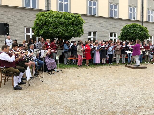 Kirchenchöre aus der Pfarreiengemeinschaft Nordendorf - Westendorf sangen unter der Leitung von Julia Schmid.