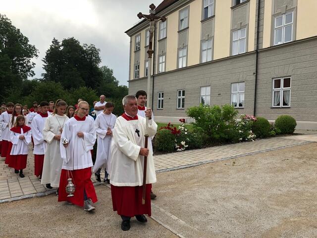 Der festliche Einzug vieler Ministrantinnen und Ministranten aus der Pfarreiengemeinschaft Nordendorf - Westendorf.