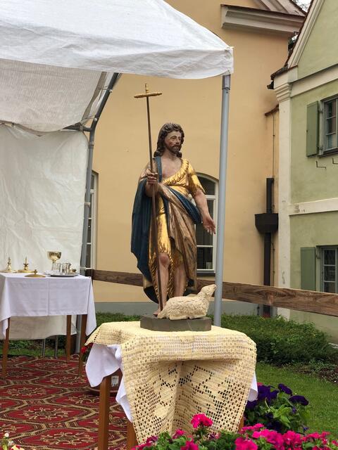 Die Klosterkirche von Holzen ist Johannes dem Täufer geweiht (24. Juni).