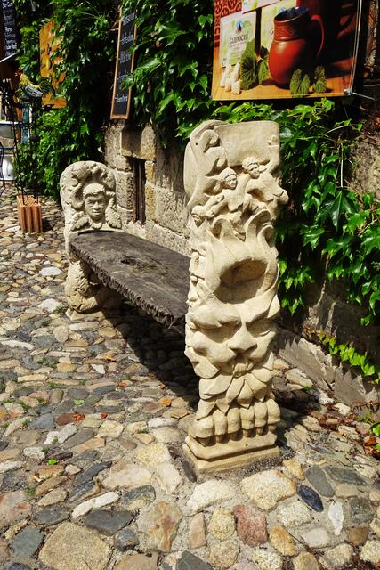 diese Bank vor dem Cafe Kaiser am Finkenherd  stellt ein kleines Kunstwerk dar