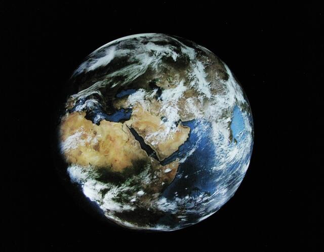 Zum ersten Mal haben Menschen auch unseren blauen Planeten aus großer Ferne sehen können. "Wir sind aufgebrochen den Mond zu erobern und haben dabei die Erde neu entdeckt." Das sind die Worte Eugene Cernans, der mit Apollo 17 auf dem Mond war. | Foto: Christel Wolter