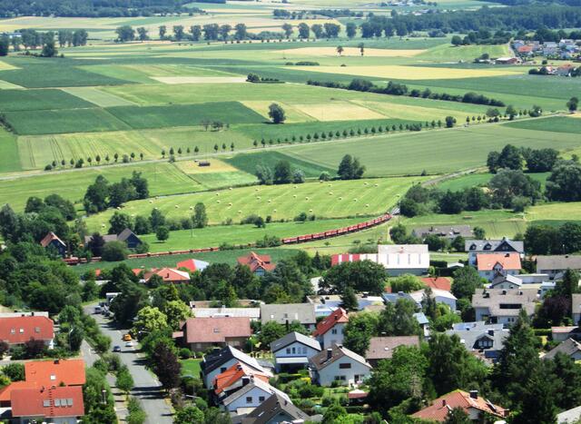 Blick vom Berg Richtung Osten auf die Bahnstrecke zwischen Amöneburg und Rüdigheim.
