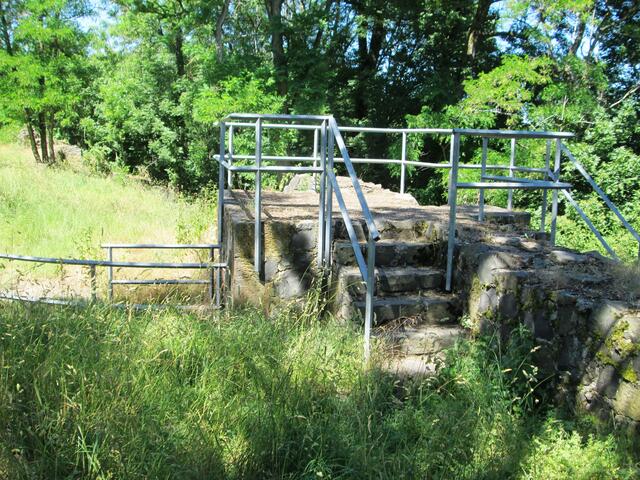 Teile der Wenigenburg, die 1984 und 1985 ausgegraben und wiederhergestellt wurden.