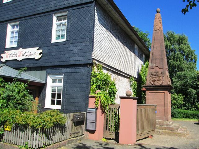 Der Friedenstein am Brücker Wirtshaus. Nach der  Schlacht von Emsdorf und an der Brücker Mühle am 21. September 1762 wurde hier ein Waffenstillstand vereinbart. Während des Siebenjährigen Kriegs kämpften hier Deutsche aus Anhalt und Bayern mit den  Franzosen gegen die mit Preußen verbündeten Hessen, Hannoveraner und Engländer.